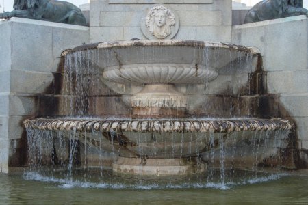 Téléchargez les photos : Fontaine ornementale avec deux étages et une face - en image libre de droit