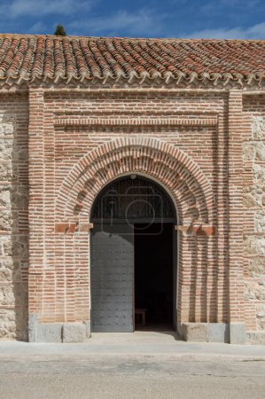 Téléchargez les photos : Porte avec arche polylobée en façade brique de l'église de Santa Mara de la Antigua à Madrid. Espagne - en image libre de droit