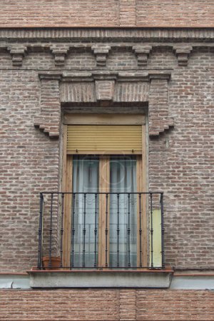Foto de Balcón en una fachada de ladrillo de una antigua casa en Madrid. España - Imagen libre de derechos