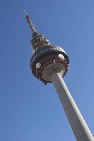 Foto de Torre de comunicación de Torrespaa conocida como Piruli en Madrid. España - Imagen libre de derechos