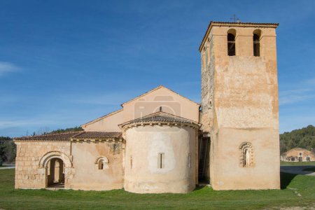 conjunto de la ermita con ábside, torre y arcos románicos de Nuestra Señora de Las Vegas en Pedraza, provincia de Segovia. España