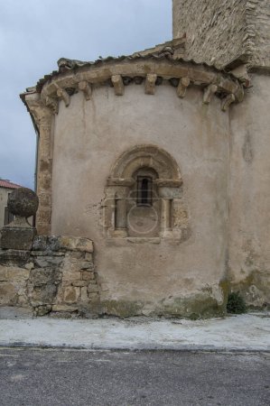 Apsis der Kirche mit romanischem Fenster mit Säulen und halbkreisförmigem Bogen