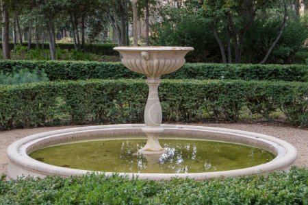 fuente ornamental con la escultura de los cuatro caballos en los jardines históricos de la finca Vista Alegre de Madrid. España