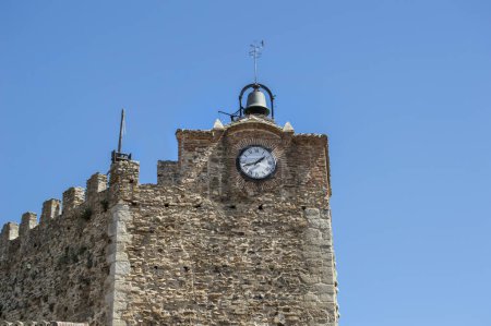 Turm mit Uhr und Glocke in der mittelalterlichen Stadtmauer von Buitrago de Lozoya, Provinz Madrid. Spanien