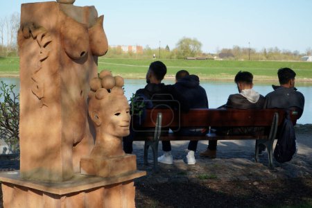 Téléchargez les photos : Jelgava, Lettonie - 22 avril 2023. Sculpture en terre cuite de grand format, créée dans le cadre de l'exposition en plein air de sculptures en céramique de feu placée sur l'île Pasta près de la rivière Lielupe. Lieu de repos des gens - en image libre de droit