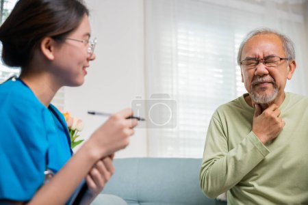 Téléchargez les photos : Médecin femme examine les ganglions lymphatiques sur le cou des personnes âgées pour déterminer si gonflé, mal de gorge, Asiatique jeune infirmière vérifier la douleur au cou du vieil homme âgé à la clinique à la maison de retraite, physiothérapeute - en image libre de droit