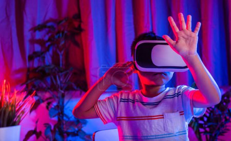 Foto de Niño pequeño experimentando gafas de realidad virtual experimentando la realidad, Niño usar gafas de casco VR sorprendido emocionales emocionales púrpura y azul de fondo, Tecnología virtual - Imagen libre de derechos