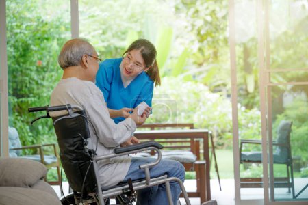 Téléchargez les photos : Asiatique jeune femme infirmière pilules avec aide prescrit des médicaments pour les personnes âgées handicapées en fauteuil roulant lorsque les personnes âgées patients âgés le temps de rentrer à la maison aux soins infirmiers à domicile. Médecine et soins de santé - en image libre de droit