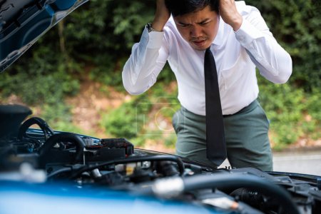 Téléchargez les photos : Asian businessman car broken breakdown, young stressed man having trouble car failure problem looking in frustration at failed engine in the morning, accident on road outdoor, late for work - en image libre de droit