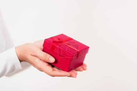 Foto de Día de San Valentín. Mujer belleza manos celebración pequeño regalo paquete caja regalo papel envuelto con cinta, Navidad, Año nuevo, cumpleaños vacaciones concepto de fondo - Imagen libre de derechos