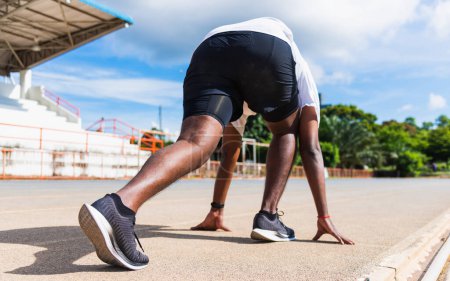 Foto de Asiático joven atleta corredor del deporte hombre negro activo listo para comenzar a correr el entrenamiento al aire libre en la cinta de correr para un paso adelante, entrenamiento de ejercicio saludable, primer plano de nuevo en zapato de pies - Imagen libre de derechos