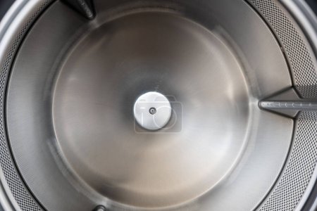 Foto de El interior de la bañera de la lavadora está hecho de acero inoxidable, primer plano material de tambor nuevo metal electrodoméstico - Imagen libre de derechos