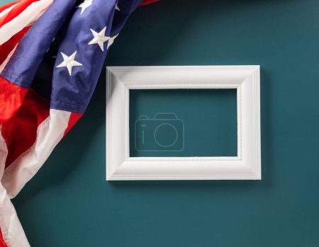 Foto de Top view USA flag for Memorial day on abstract blue background, Banner template design of presidents day concept, Above flag of United States American and photo frame, Happy Presidents Day - Imagen libre de derechos