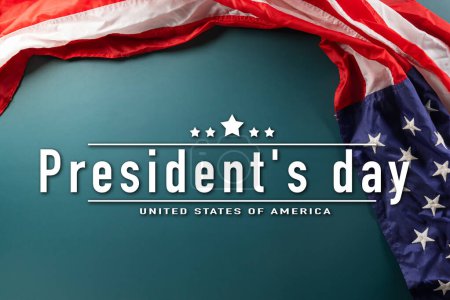 Foto de Above flag of United States American with copy space, Presidents Day, Top view USA flag for Memorial day on abstract blue background, Banner template design of presidents day concept - Imagen libre de derechos