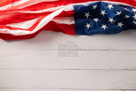 Téléchargez les photos : USA flag for Memorial day on abstract white wood background, Banner template design of presidents day concept, above flag of United States American with copy space, Presidents Day, holiday background - en image libre de droit
