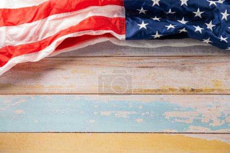 Foto de USA flag for Memorial day on abstract wooden background, Banner template design of presidents day concept, above flag of United States American with copy space, Presidents Day, holiday background - Imagen libre de derechos