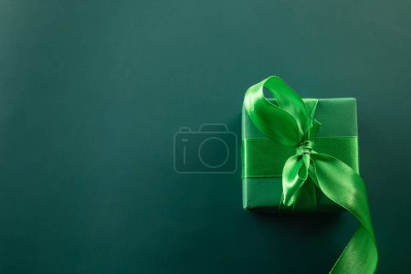 Photo for St Patricks Day decoration background concept. shamrocks leaves holiday symbol with copy space on green background, above view gift box green clover leaves festive decor, Banner greeting card - Royalty Free Image