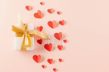 Foto de Happy Valentines Day Background. Top view beautiful hearts and gift boxes on pastel pink background surprise your loved with space for text, mothers day, concept banner holiday - Imagen libre de derechos