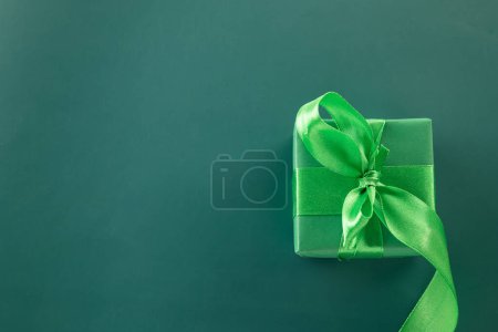 Foto de Happy St Patricks Day decoration background concept. shamrocks leaves holiday symbol with copy space on pastel background, above view gift box green clover leaves - Imagen libre de derechos