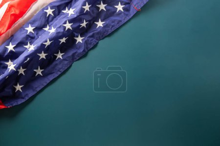 Téléchargez les photos : Top view USA flag for Memorial day on abstract blue background, Banner template design of presidents day concept, Above flag of United States American with copy space, Happy Presidents Day - en image libre de droit