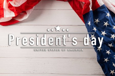 Téléchargez les photos : USA flag for Memorial day on abstract white wood background, Banner template design of presidents day concept, above flag of United States American with copy space, Presidents Day, holiday background - en image libre de droit