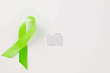 Téléchargez les photos : Green awareness ribbon of Gallbladder and Bile Duct Cancer month isolated on white background with copy space, concept of medical and health care support - en image libre de droit