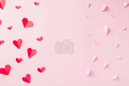Foto de Fondo del día de San Valentín. Patrón hermoso rojo y rosa corazones de papel cortado composición felicitación tarjeta de regalo aislado sobre fondo rosa con espacio de copia, Símbolo de amor Vista superior desde arriba - Imagen libre de derechos
