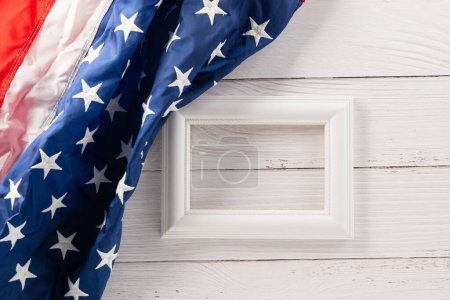 Téléchargez les photos : Above flag of United States American with photo frame, USA flag for Memorial day on abstract wooden background, Banner template design of presidents day concept, holiday background - en image libre de droit