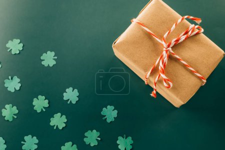 Foto de Happy St Patricks Day decoration background. above view gift box green clover leaves festive decor, shamrocks leaves holiday symbol with copy space on green background, Banner greeting card concept - Imagen libre de derechos