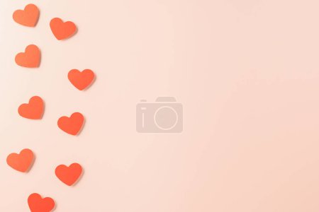 Téléchargez les photos : Beautiful red paper hearts shape cutting pastel pink background, Happy mother day, Symbol of love paper art elements with place for text, Happy Valentine Day concept - en image libre de droit