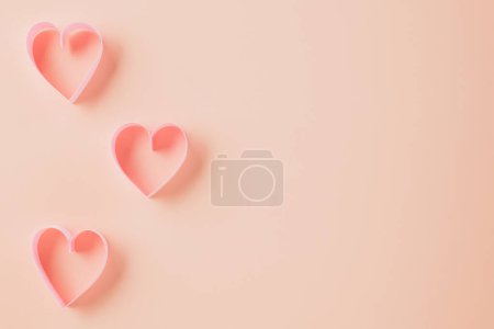 Téléchargez les photos : Happy Valentines Day. Flat lay pink ribbon heart shaped decorative on pastel pink background, love holiday concept, banner design, Festive background with copy space, Mother, Woman day - en image libre de droit