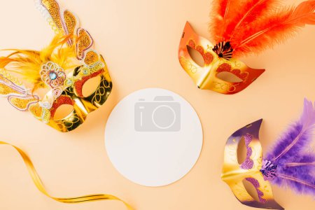 Téléchargez les photos : Happy Purim carnival decoration. Top view venetian ball mask with feather isolated on pastel background white paper circle, Masquerade party, Jewish Purim in Hebrew, holiday background banner design - en image libre de droit