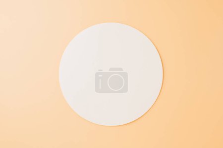 Téléchargez les photos : Vue du dessus papier blanc rond blanc isolé sur fond pastel, formes géométriques abstraites, avec fond de l'élément de conception de l'espace de copie, cercle de papier - en image libre de droit