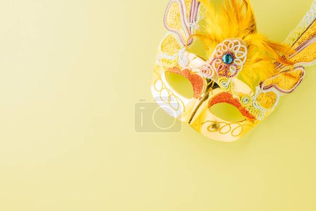 Téléchargez les photos : Happy Purim carnival accessories. Top view carnival mask for Mardi Gras celebration isolated on pastel green background, jewish holiday, Purim in Hebrew holiday - en image libre de droit