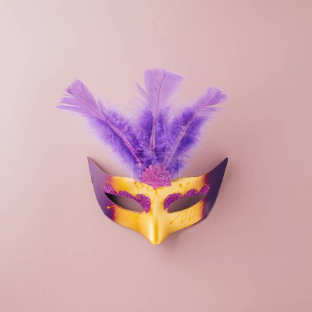 Téléchargez les photos : Venetian mask, Carnival mask for Mardi Gras celebration isolated on purple background banner design with copy space, jewish holiday, Purim in Hebrew holiday carnival ball, Happy Purim carnival concept - en image libre de droit