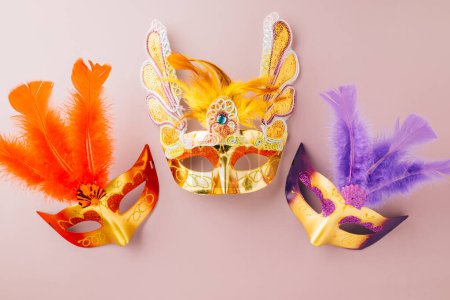 Foto de Máscara veneciana, máscara de carnaval para la celebración del Mardi Gras aislado en el diseño de la bandera de fondo púrpura con espacio de copia, fiesta judía, Purim en la bola de carnaval de vacaciones hebreo, concepto de carnaval de Purim feliz - Imagen libre de derechos