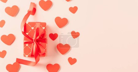 Téléchargez les photos : Happy Valentines Day Background. Top view beautiful hearts and gift boxes on pastel pink background surprise your loved with space for text, mothers day, concept banner holiday - en image libre de droit