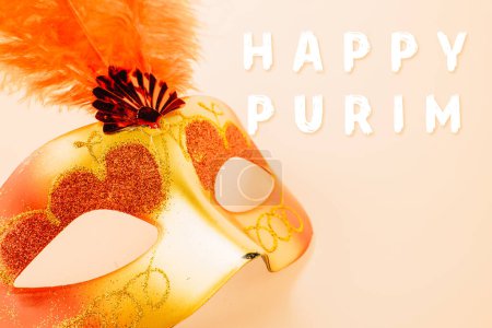 Téléchargez les photos : Happy Purim carnival decoration. Top view venetian ball mask with red feather on pastel background, Jewish Purim or Mardi Gras in Hebrew, holiday background banner design, Masquerade party - en image libre de droit