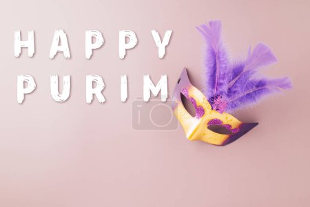 Foto de Máscara veneciana, máscara de carnaval para la celebración del Mardi Gras aislado en el diseño de la bandera de fondo púrpura con espacio de copia, fiesta judía, Purim en la bola de carnaval de vacaciones hebreo, concepto de carnaval de Purim feliz - Imagen libre de derechos