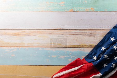 Foto de Bandera de Estados Unidos para el Día de la Memoria sobre fondo de madera abstracta, Diseño de la plantilla de bandera del concepto de día de presidentes, Bandera de Estados Unidos Americana con espacio para copiar, Día de los Presidentes - Imagen libre de derechos