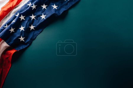 Foto de Top view USA flag for Memorial day on abstract blue background, Banner template design of presidents day concept, Above flag of United States American with copy space, Happy Presidents Day - Imagen libre de derechos