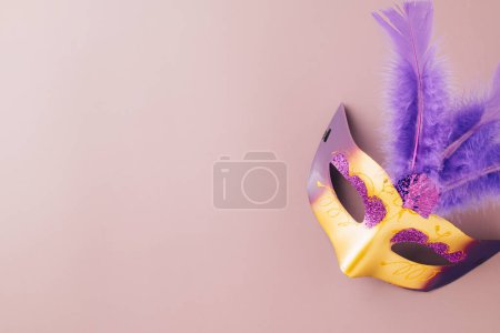 Foto de Feliz carnaval de Purim. Máscara de carnaval para la celebración del Mardi Gras aislado en el diseño de la pancarta de fondo púrpura con espacio de copia, fiesta judía, Purim en la bola de carnaval de vacaciones hebreo, máscara veneciana - Imagen libre de derechos