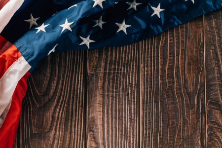 Foto de Top view USA flag on brown old wooden background board, flag of United States America with copy space, banner design, Patriot Day, Independence Day, Happy presidents day - Imagen libre de derechos