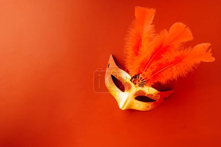 Foto de Feliz carnaval de Purim. Máscara de carnaval para la celebración del Mardi Gras aislado en el diseño de la pancarta de fondo rojo con espacio de copia, fiesta judía, Purim en la bola de carnaval de vacaciones hebreo, máscara veneciana - Imagen libre de derechos