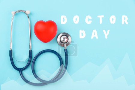 Téléchargez les photos : Doctor Day concept, Top view flat lay of doctor stethoscope and red hearts diagnosis of heart disease on blue background with copy space for text, Medical and Health care insurance - en image libre de droit