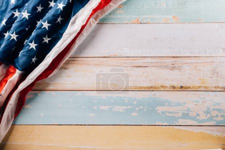 Foto de Bandera de Estados Unidos para el Día de la Memoria sobre fondo de madera abstracta, Diseño de la plantilla de bandera del concepto de día de presidentes, Bandera de Estados Unidos Americana con espacio para copiar, Día de los Presidentes - Imagen libre de derechos
