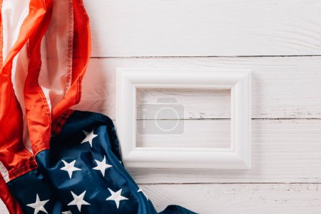 Téléchargez les photos : USA flag for Memorial day on abstract wooden background, Banner template design of presidents day concept, above flag of United States American with photo frame, Presidents Day, holiday background - en image libre de droit