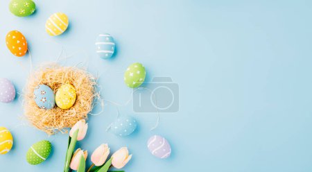 Téléchargez les photos : Vue du dessus bannière de vacances fond web design blanc oeufs de Pâques dans le nid brun sur fond de ciment blanc avec espace de copie vide, carte de vœux de célébration, frais généraux, modèle, Happy Easter Day Concept - en image libre de droit