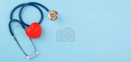 Téléchargez les photos : Concept Doctor Day, vue du dessus plat du médecin stéthoscope et coeur rouge diagnostic de maladie cardiaque sur fond bleu avec espace de copie pour le texte, Assurance médicale et soins de santé - en image libre de droit