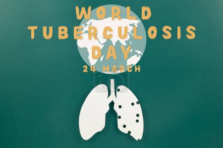 Foto de Día Mundial de la TB. Vista superior Papel Lungs símbolo decorativo sobre fondo verde, espacio para copiar, concepto de día mundial de la tuberculosis, sin tabaco, Médico y sanitario - Imagen libre de derechos